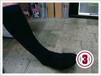 3 専用ソックスをはき準備。フィット感に違和感があり、作り直しをしたりする場合は、ここでパッティングを施します。