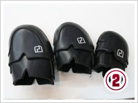 2 つま先に楽なスペースを作る為に、サイズに合わせた専用パットをつま先に装着します